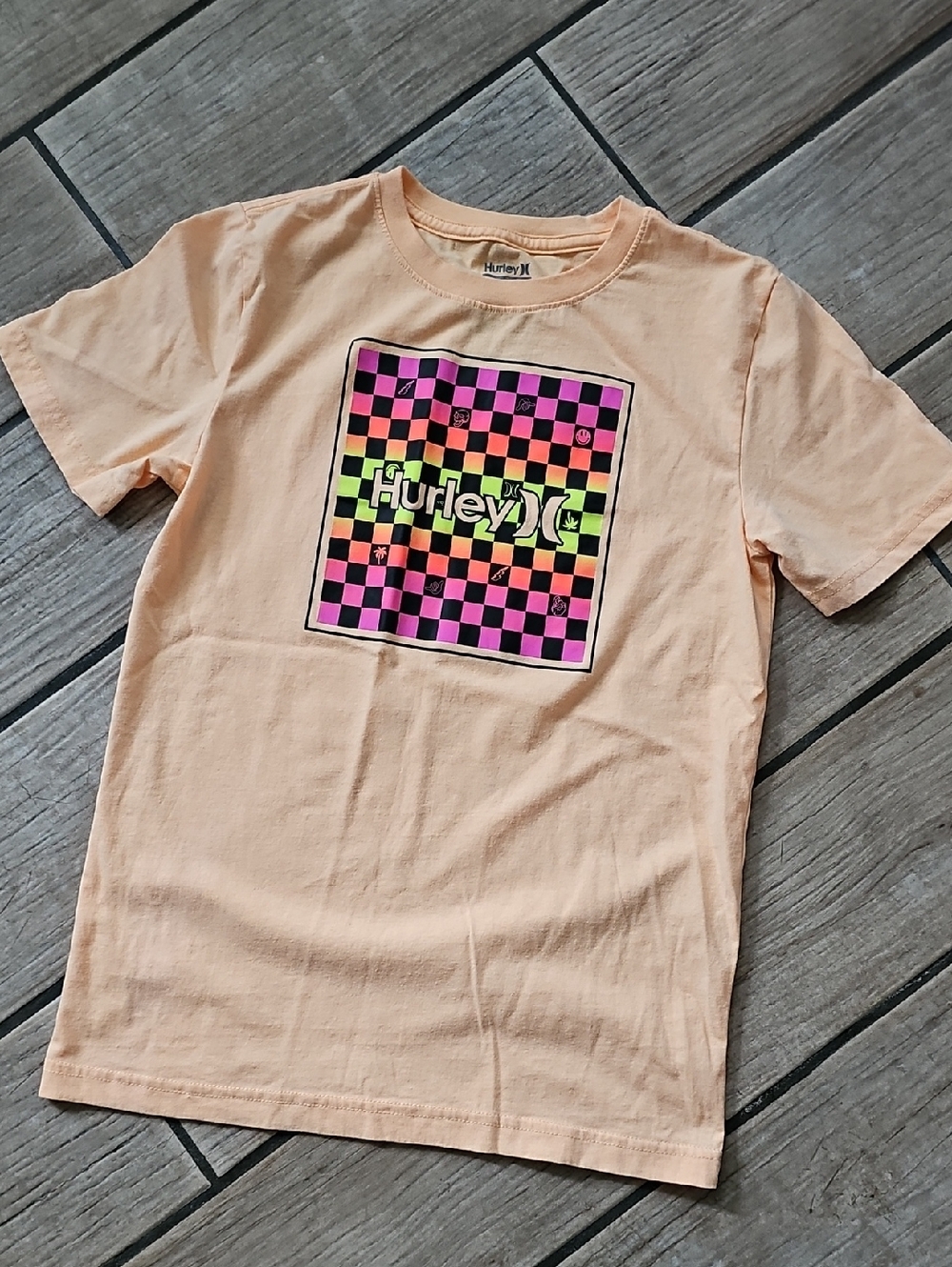 Hurley Peach Tee with Neon Checkerboard Graphic Size large 12-13 Yrs 147-163cm